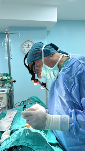 Op. Dr. Vedat Koyuncu burun cerrahisi sırasında