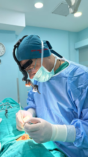Op. Dr. Vedat Koyuncu ameliyat sırasında cerrahi lup ve başlık ışığıyla